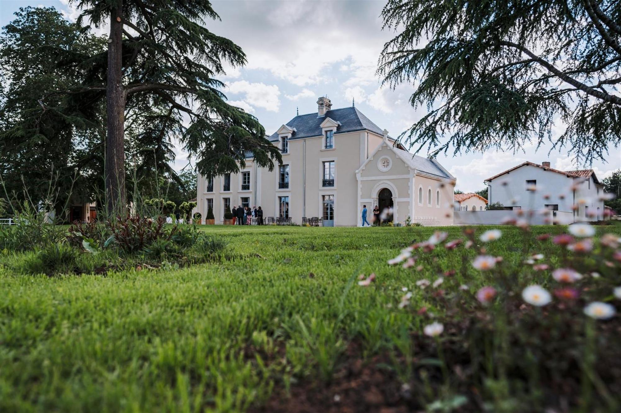 Готель Domaine De L'Ecorcerie Fontaine-le-Comte Екстер'єр фото