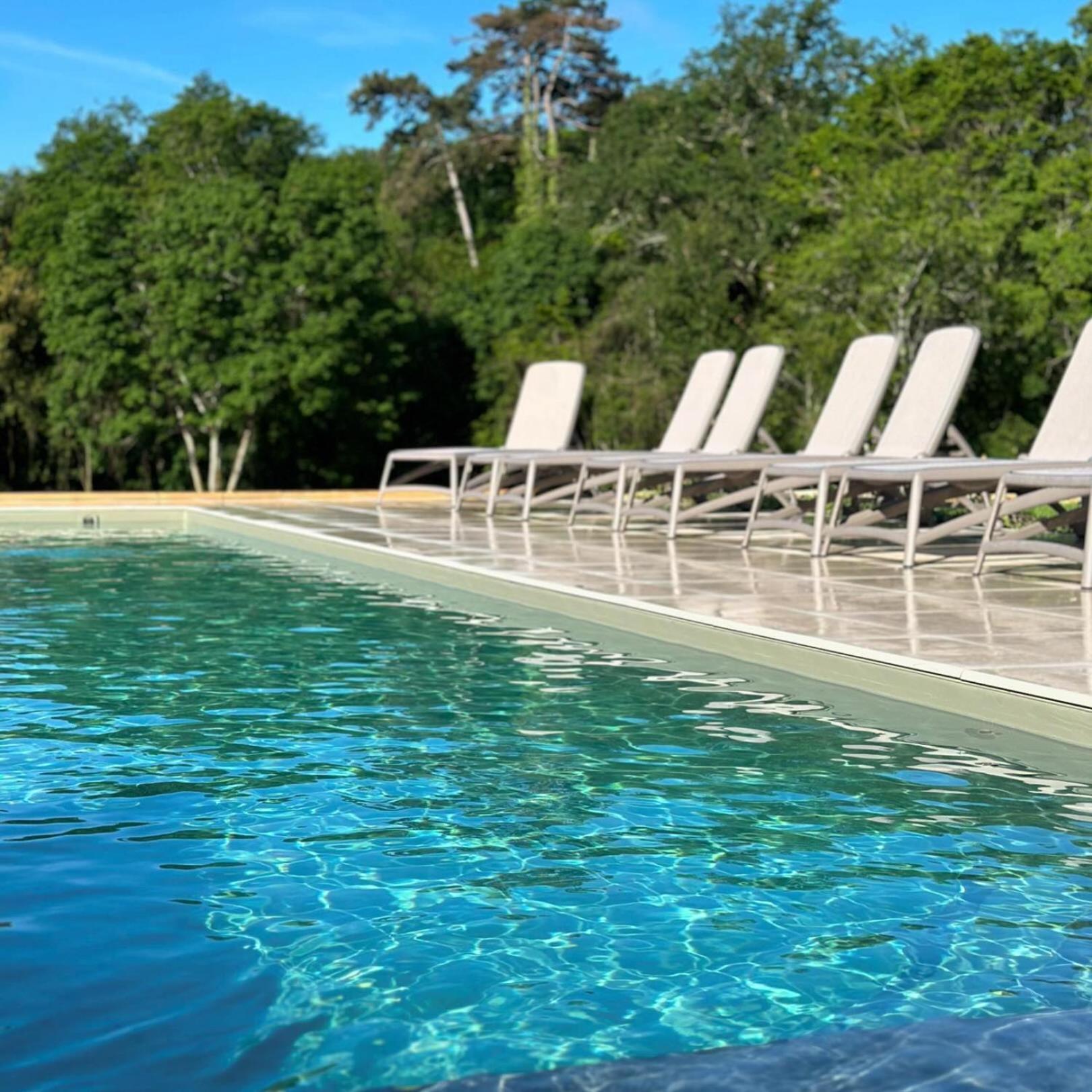 Готель Domaine De L'Ecorcerie Fontaine-le-Comte Екстер'єр фото