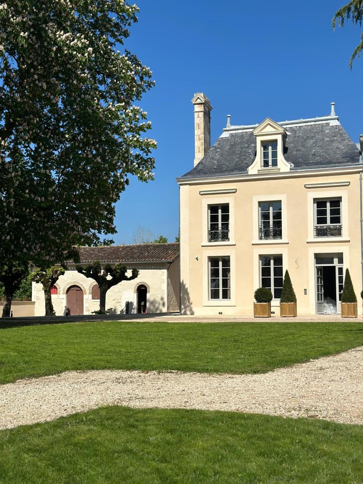 Готель Domaine De L'Ecorcerie Fontaine-le-Comte Екстер'єр фото